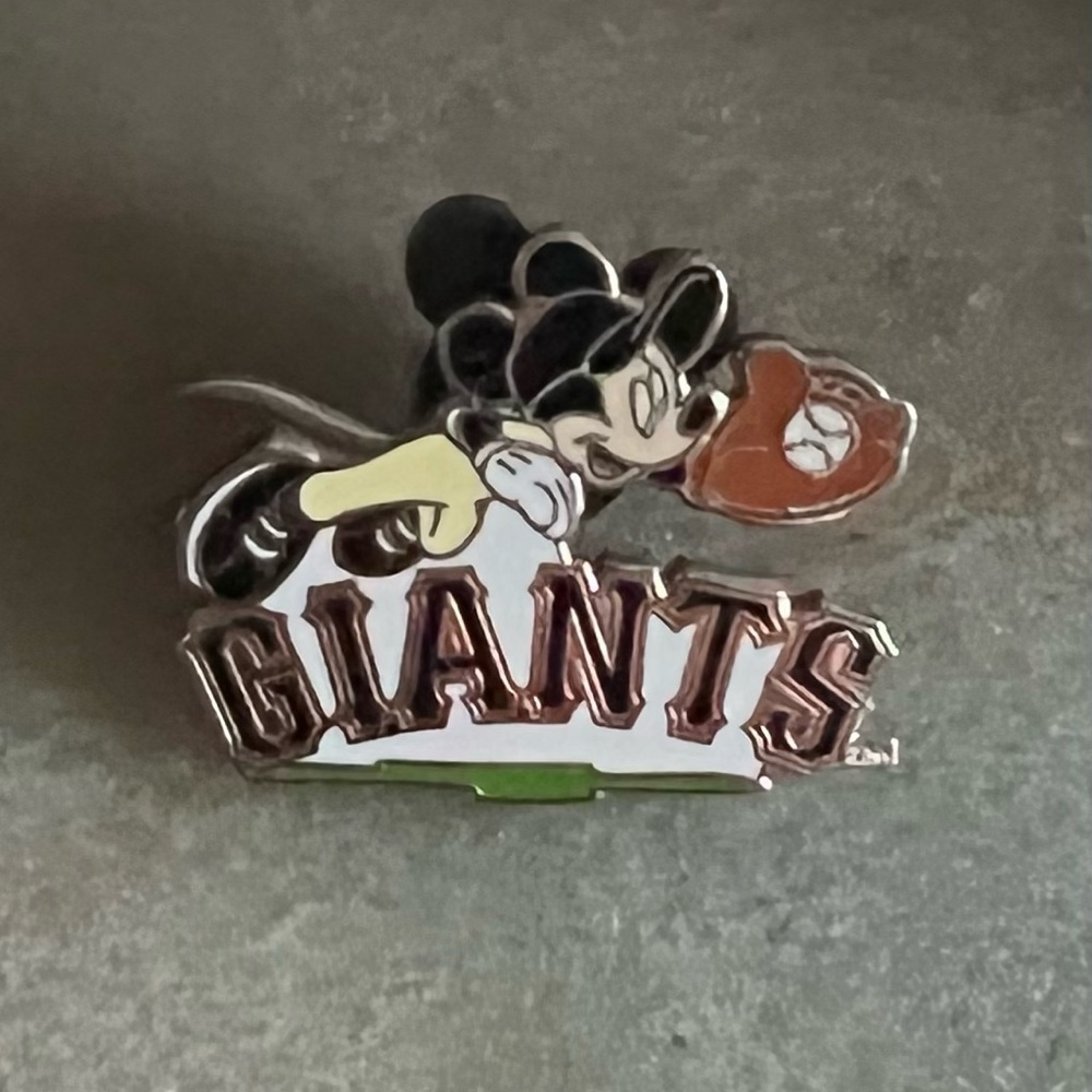 2013 San Francisco SF Giants Disney Mickey Mouse Catching Ball Pin